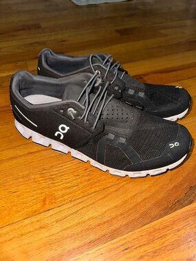 On Running Cloud Black/White Women’s 8.5